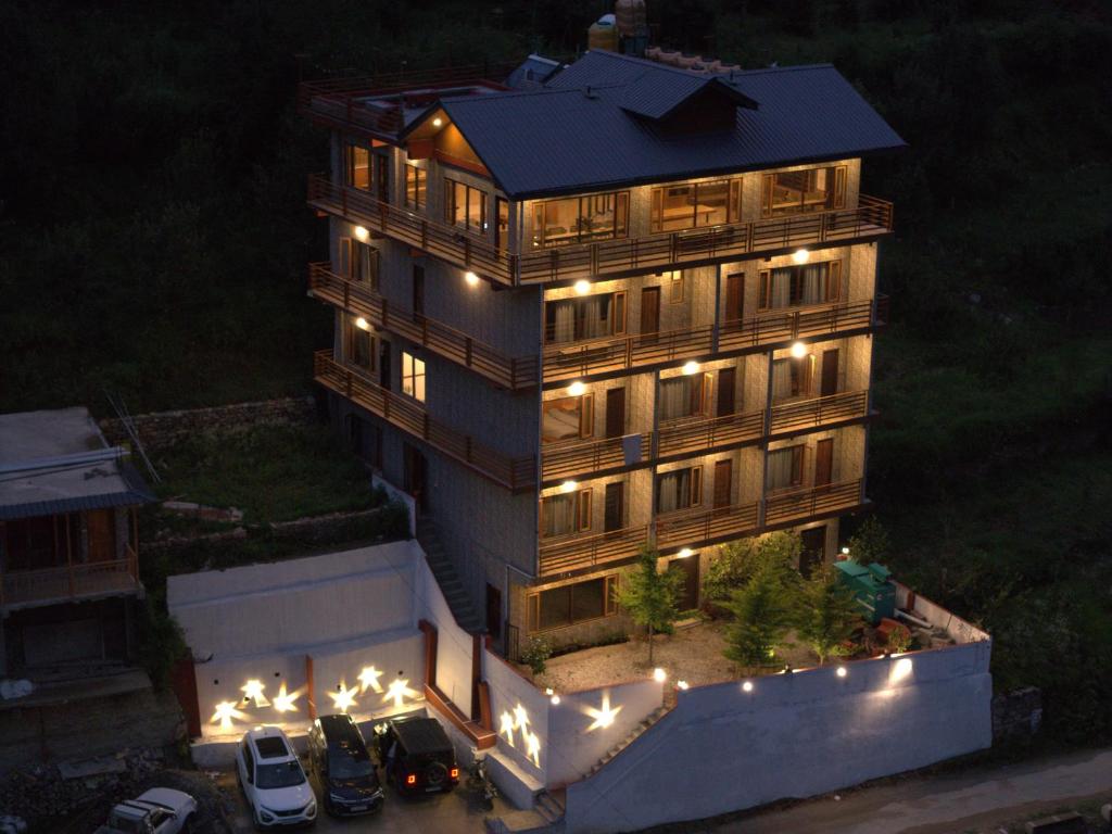 Ostello Tirthan, Bandal