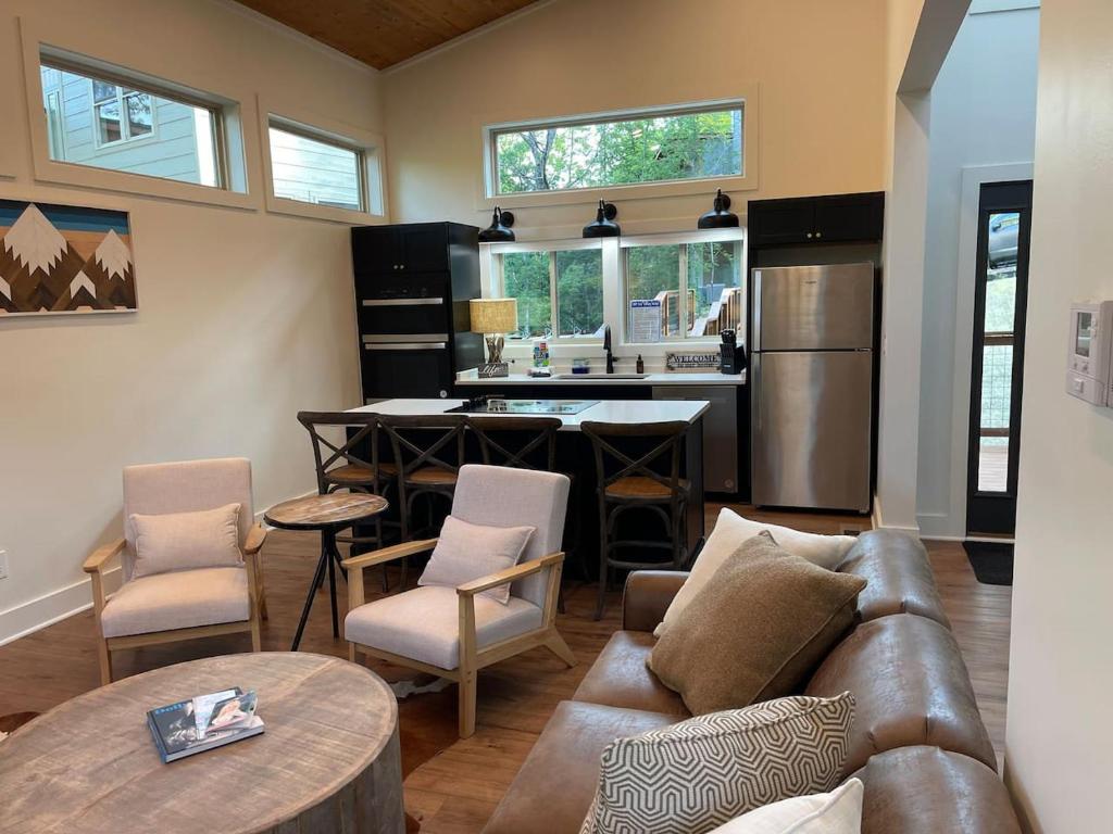 NuWay Treehouse Cabin 5 minutes to Dollywood, Pigeon Forge