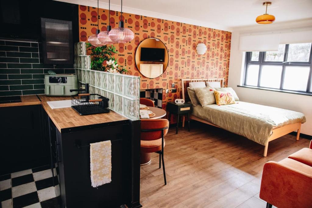 70s Hideaway Guest Studio for 2 I Private I Self Contained I Near Cardiff, Cardiff