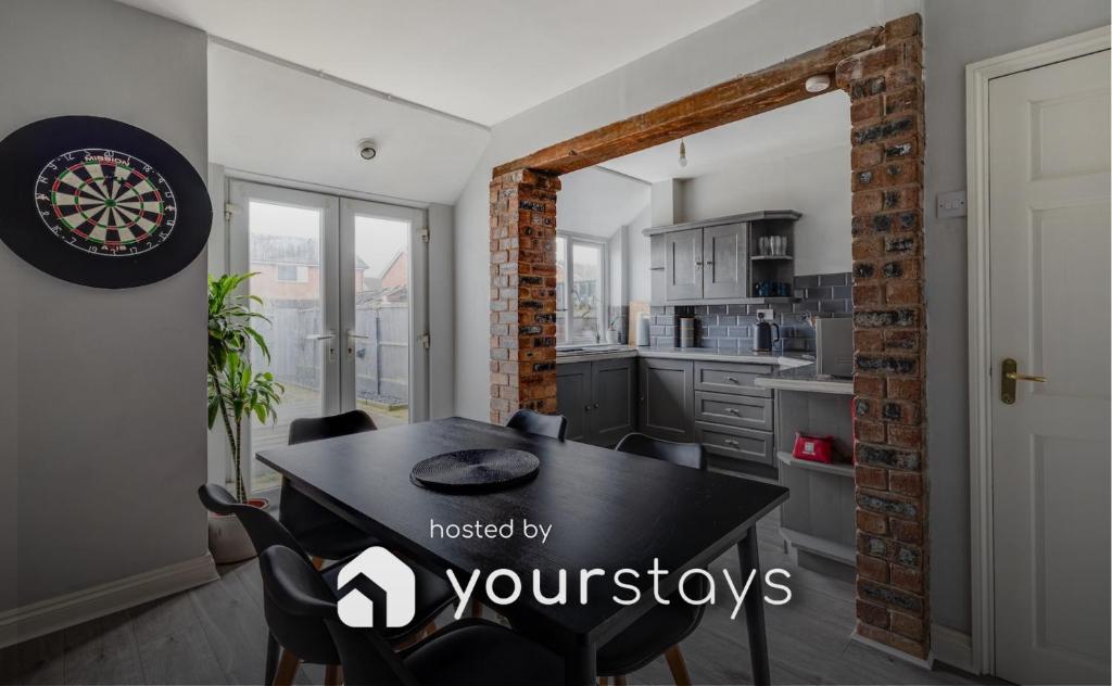 Bentley Terrace by YourStays, perfect for Bentley Motors!, Church Coppenhall