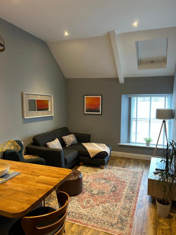 Stylish Tenby Apartment, Great Location, Parking, Tenby