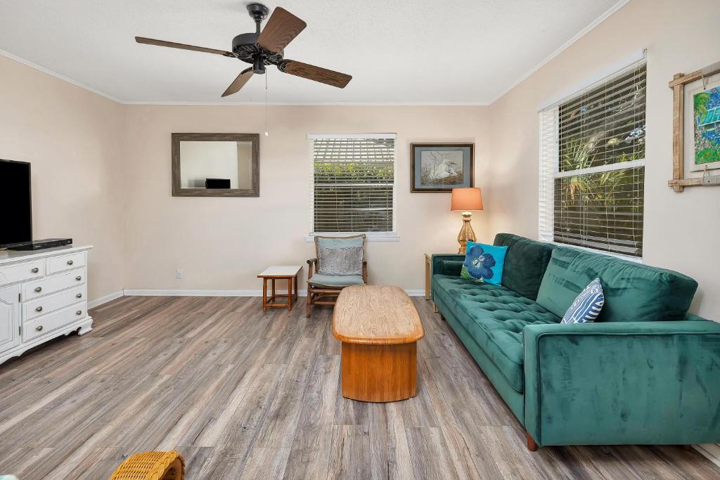 1055 College, Ostrov Saint Simons