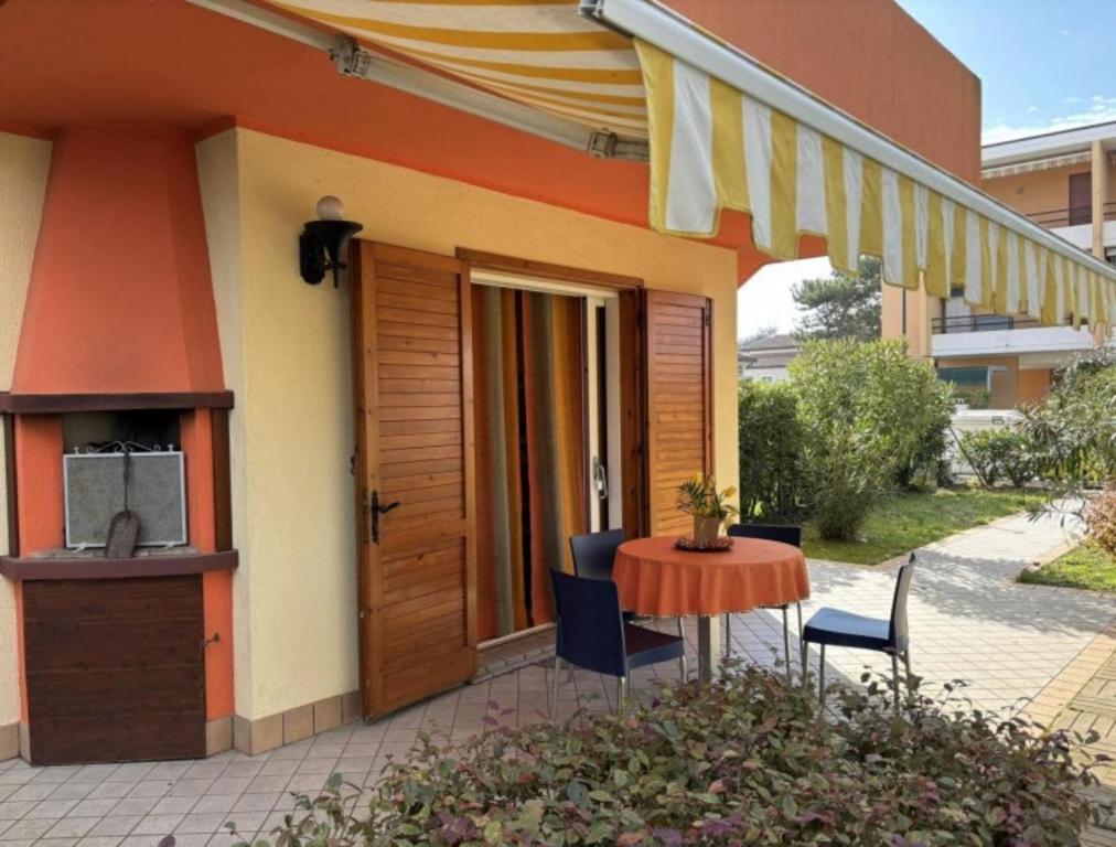 Spacious flat with private garden - 1