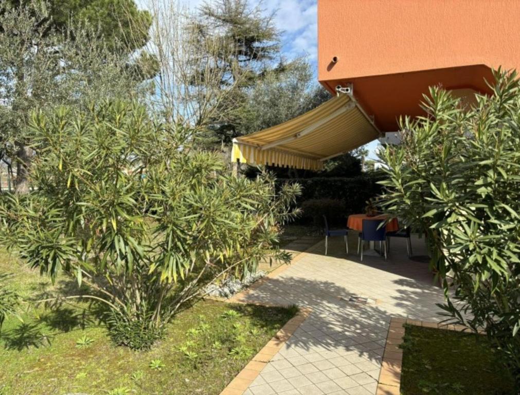 Spacious flat with private garden - 4