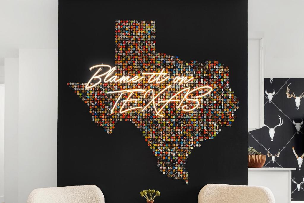 Heated Pool, Game Room, Outdoor Movies, Mins to Downtown, Sleeps 14, Austin