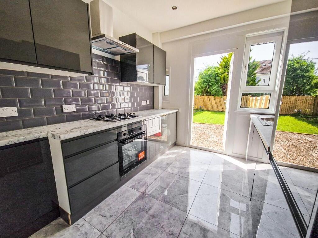Modern and stylish 3 bedroom 2 bathroom west end house with Free WiFi and parking, Scotstoun West Station