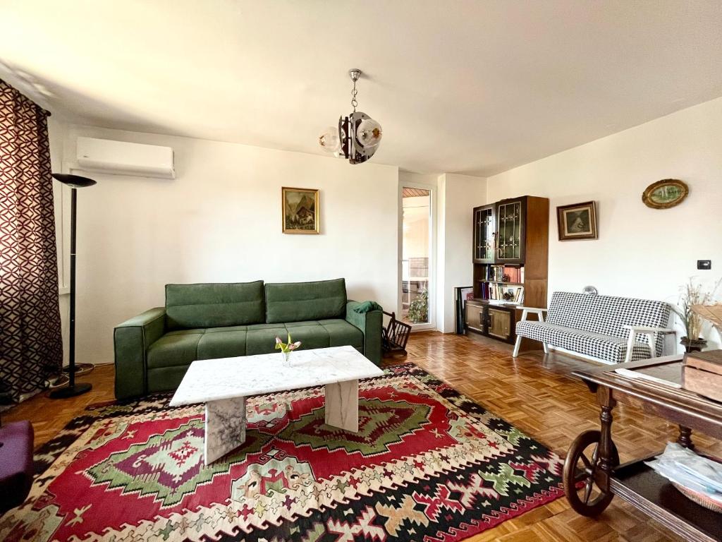 Spacious 3BR Apartment, Cozy & Authentic Sarajevo - 1