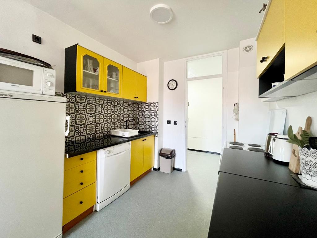 Spacious 3BR Apartment, Cozy & Authentic Sarajevo - 5