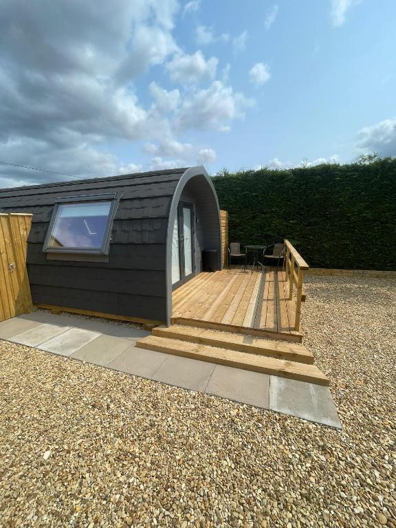 Pine Lodge Posh Glamping With Wood Fired Hot Tub & Big Lincolnshire Skies, Wigtoft