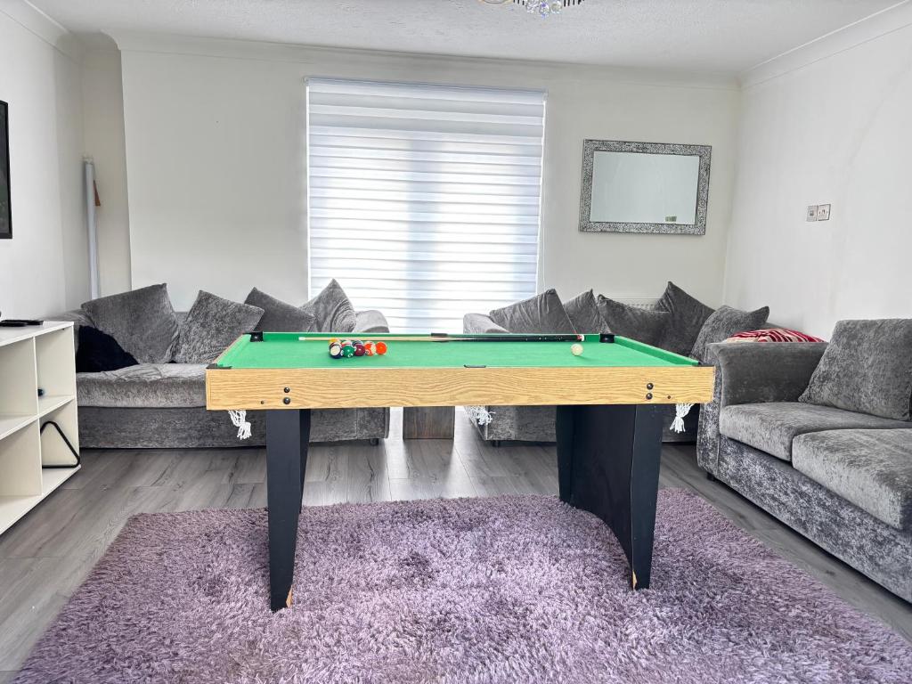 2BR Comfortable Spacious Furnished Property with Parking, Bradenham