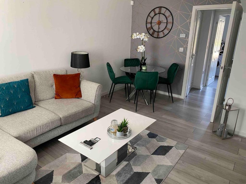 Modern 2-Bed House with Parking Near City & UHW Hosp, Cardiff