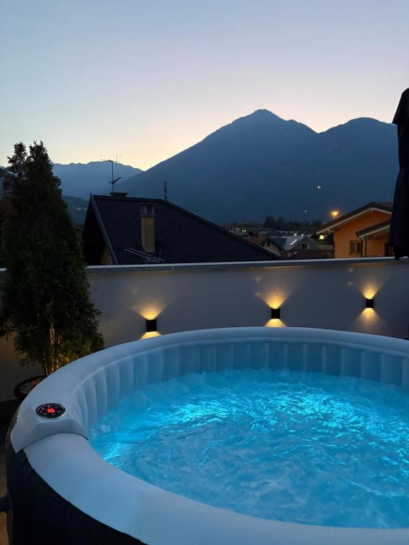 Appartamento con Terrazza e Jacuzzi Privata Riscaldata, Domodossola