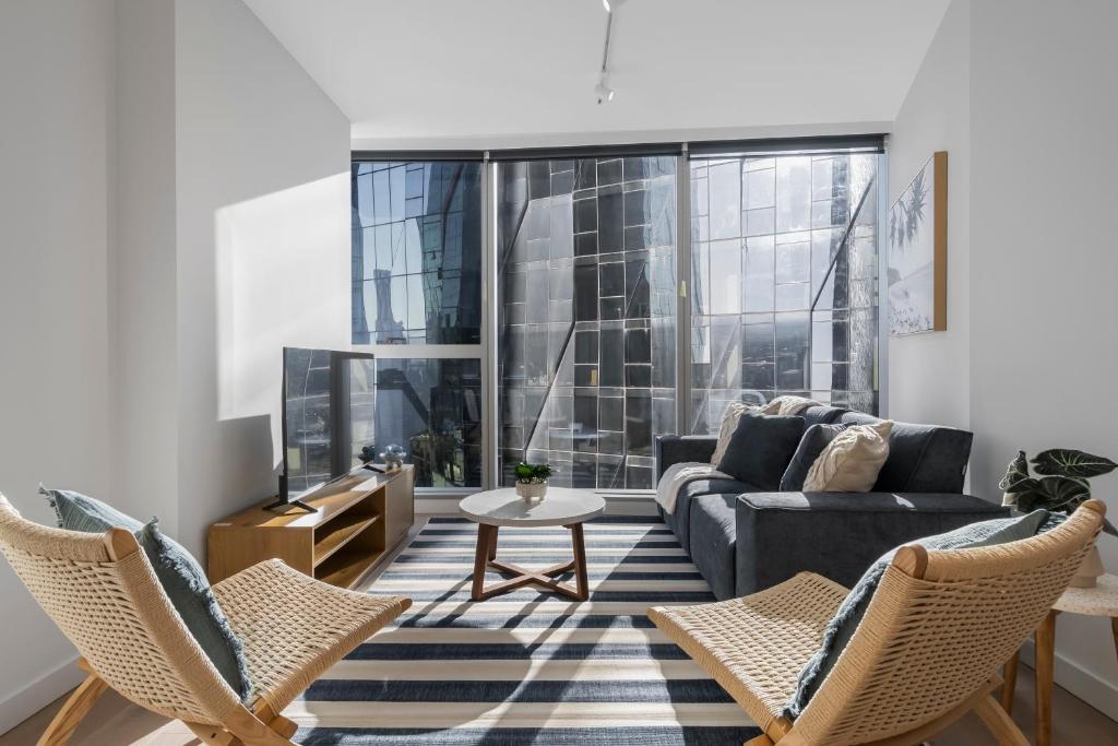 Bright 1BR with Pool & Gym - Best Location in Melb!, Melbourne