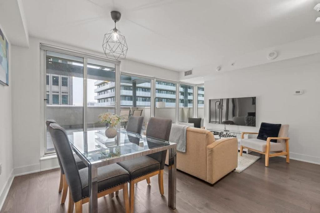 Prime Location Escape Modern 1BR with Terrace, Toronto
