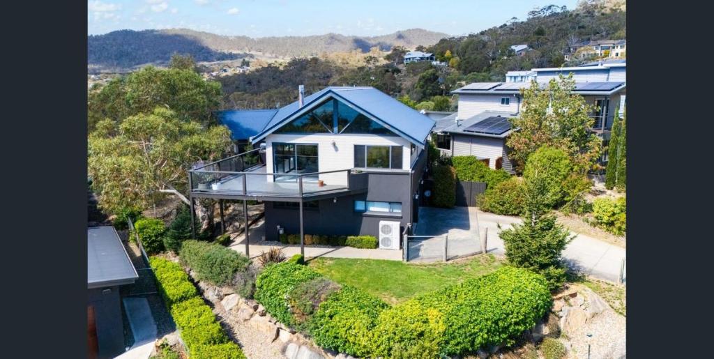 Blue Peaks Chalet - 15 Rainbow Drive, Jindabyne
