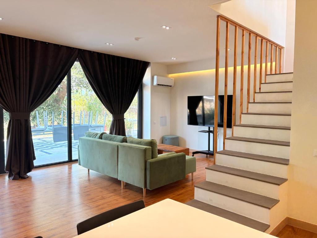 한라 스테이의 모던하고 깔끔한 객실 인테리어