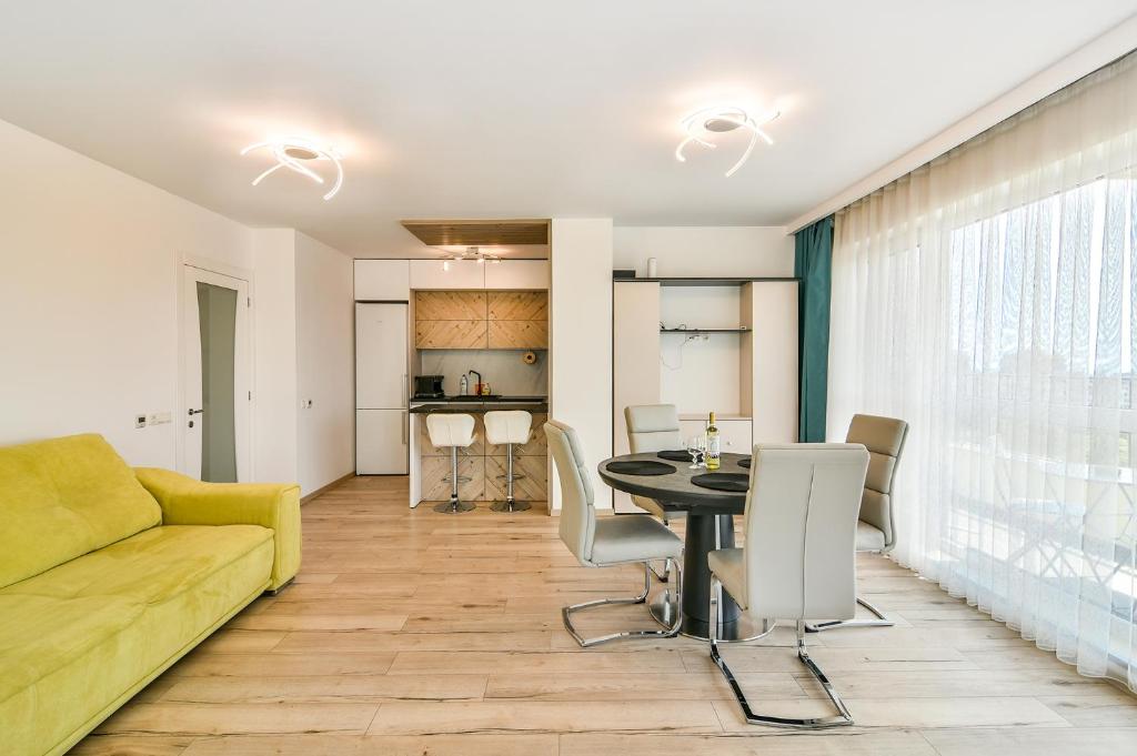 Azure View 2BR Luxury Apartment - free parking, Varna