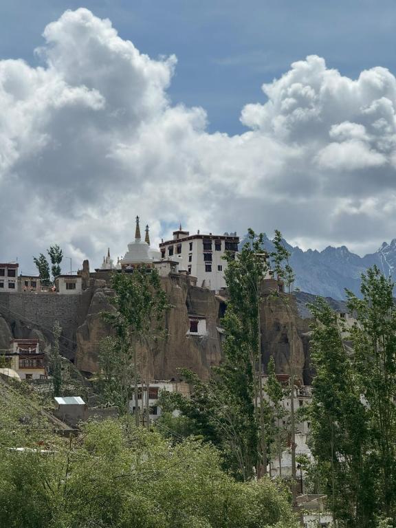 Om guest house, Lāmayūrū