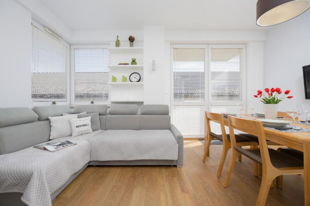 Spacious Apartment with Parking and Garden by Noclegi Renters, Varsavia