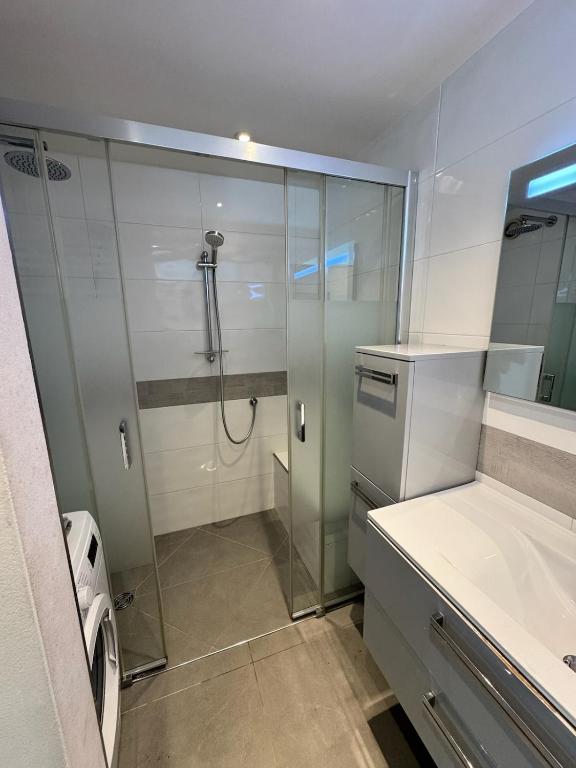 Appartement vue mer avec plage a pied garage prive à Golfe-Juan - 5