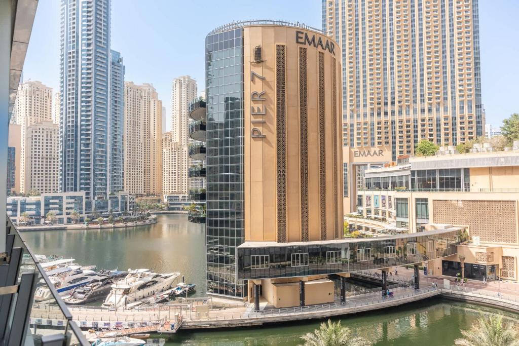 Spacious Unit in Marina Sleeps 6 with Canal Veiws, Dubai