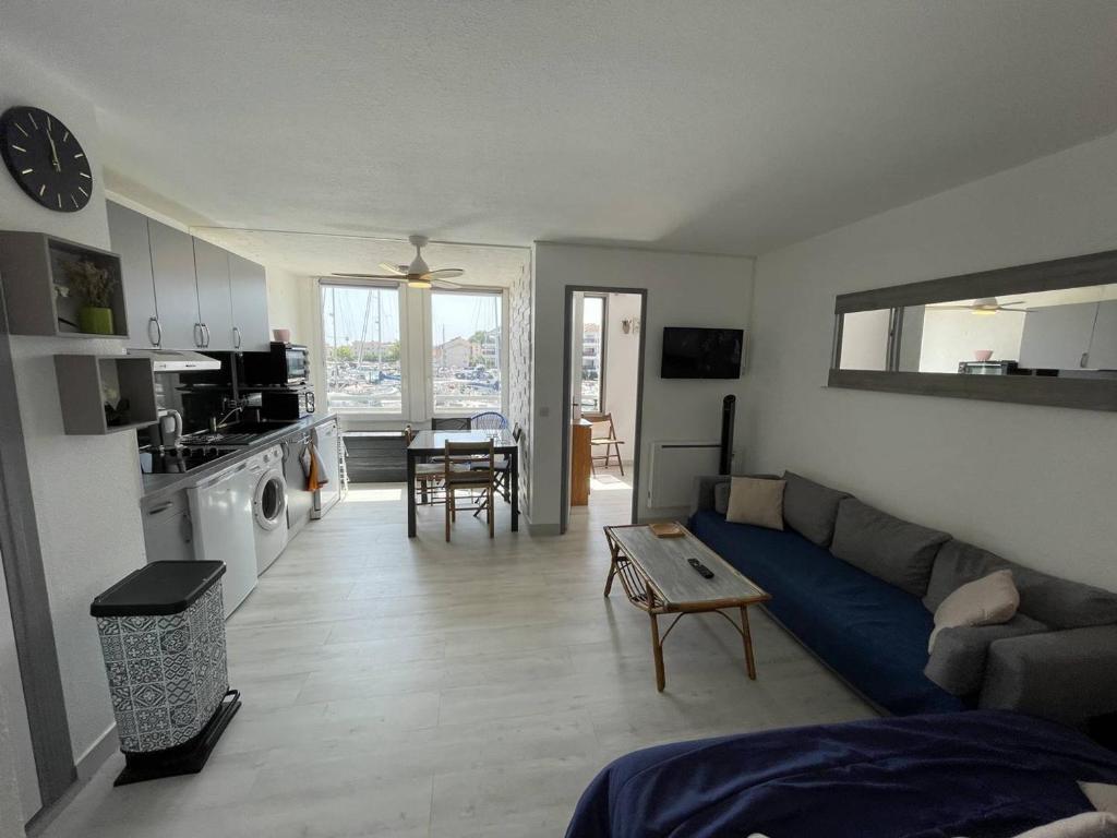 T2 rénové avec cabine, piscine, animaux admis, parking à 500m de la plage - FR-1-106-49 - 2