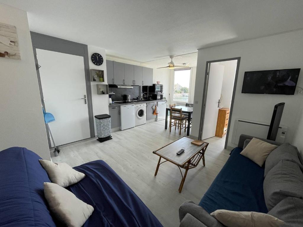 T2 rénové avec cabine, piscine, animaux admis, parking à 500m de la plage - FR-1-106-49 - 4