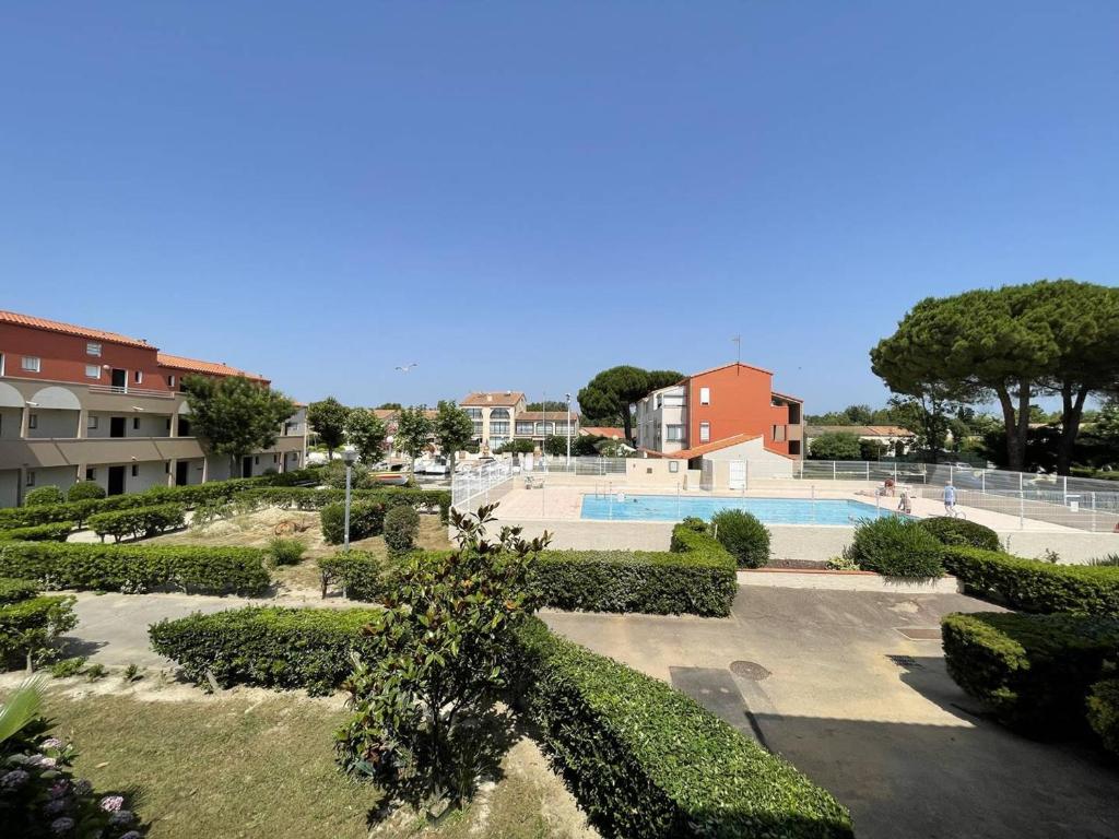 T2 rénové avec cabine, piscine, animaux admis, parking à 500m de la plage - FR-1-106-49 - 1