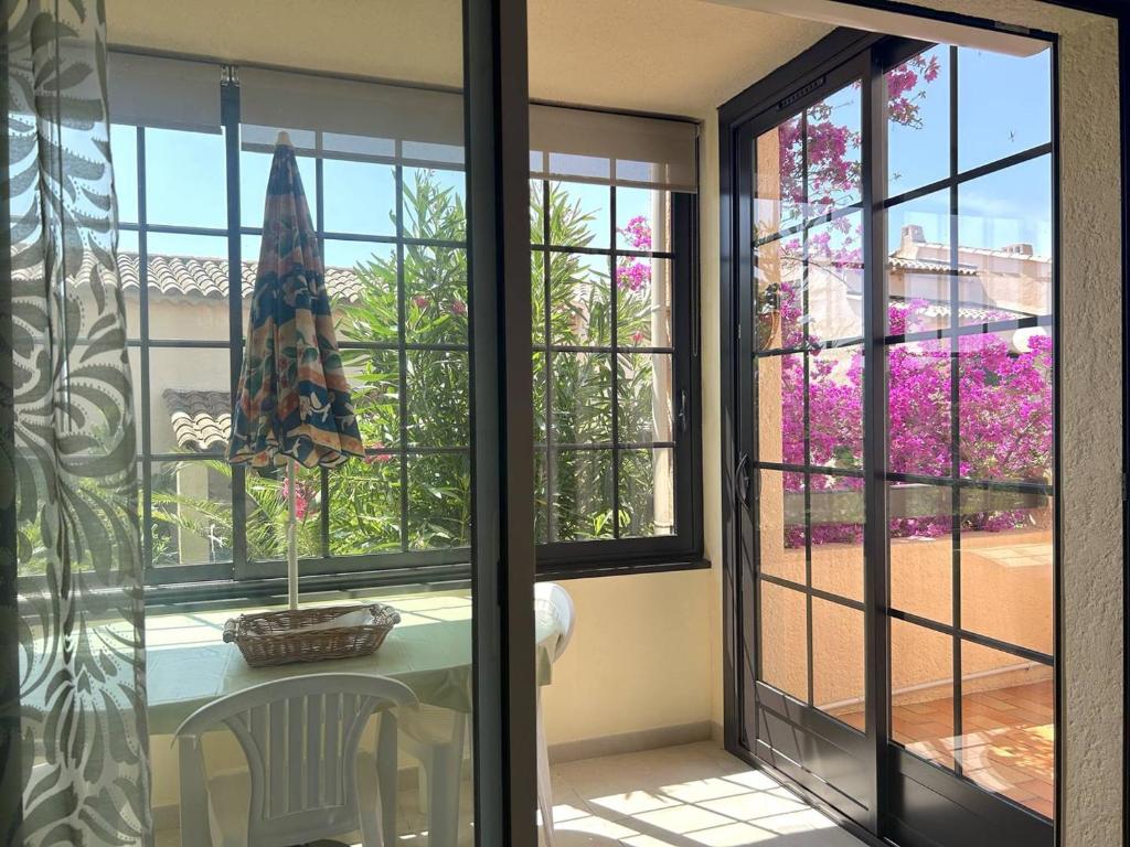 Charmant T2 climatisé, 4 pers, terrasse sud, proche plage, parking, ménage inclus - FR-1-251-415, Le Lavandou