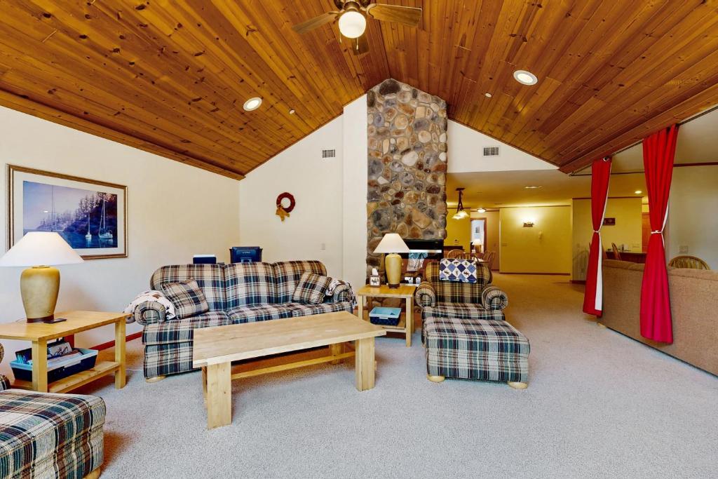 Fountain View Between Holes 1 & 2, Arkdale