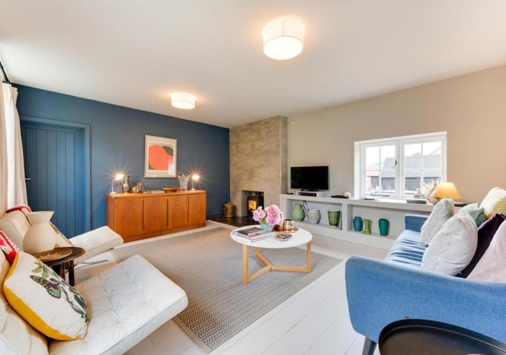 Stylish Hayloft sleeping 4 on Norfolk Broads, Dilham