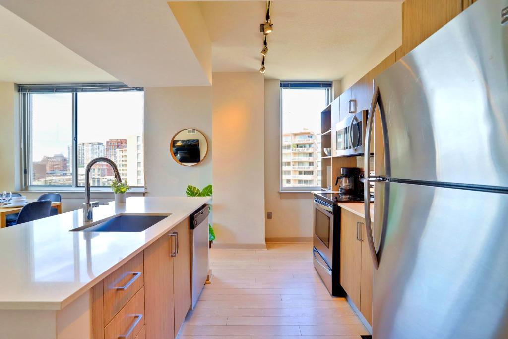 Spacious Apartment w Rooftop Views, Arlington