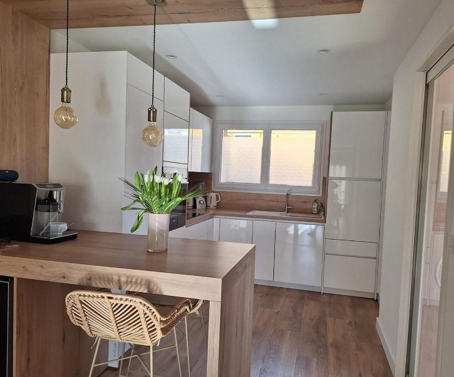 VILLA ETAGE PROCHE BORD DE MER QUARTIER Boulouris - 3