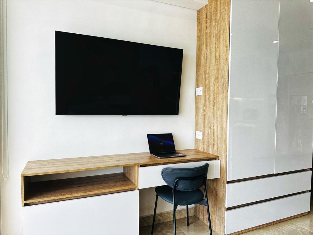 Amazing loft - 2 minutes from the airport! - 4