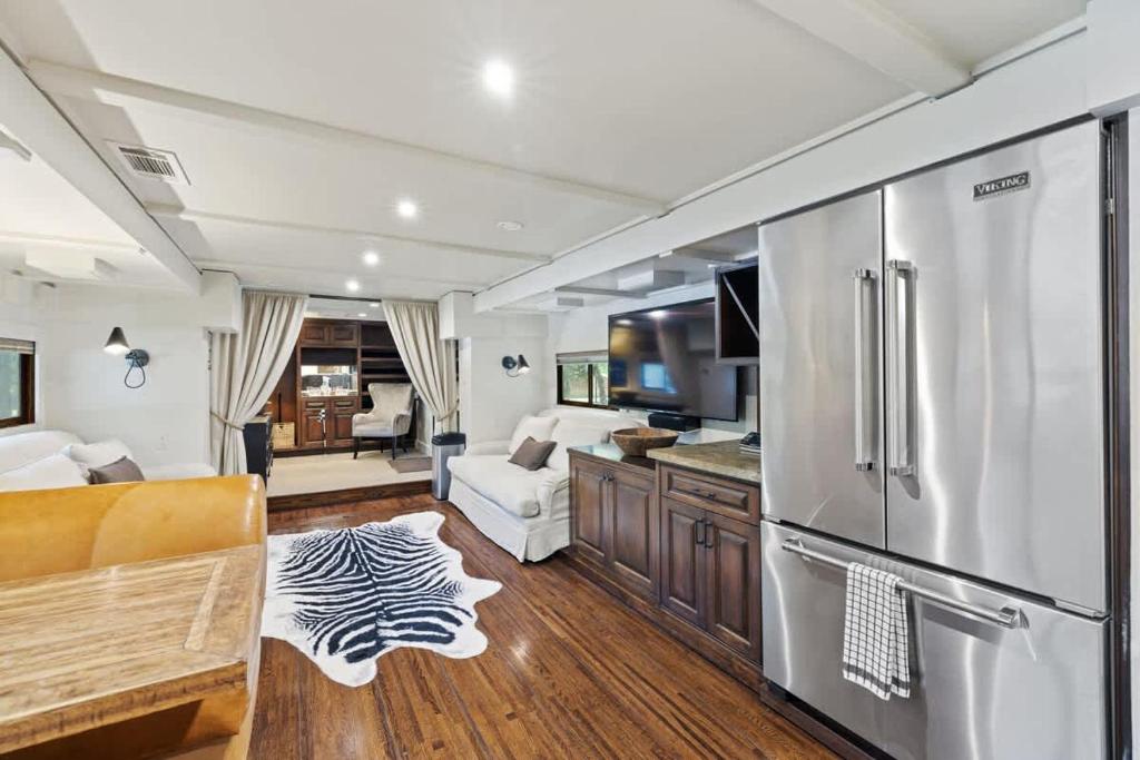 The Aspen Unit, Austin