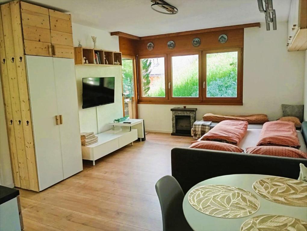 Modernes Studio bei Gemmi und Sportarena - 1