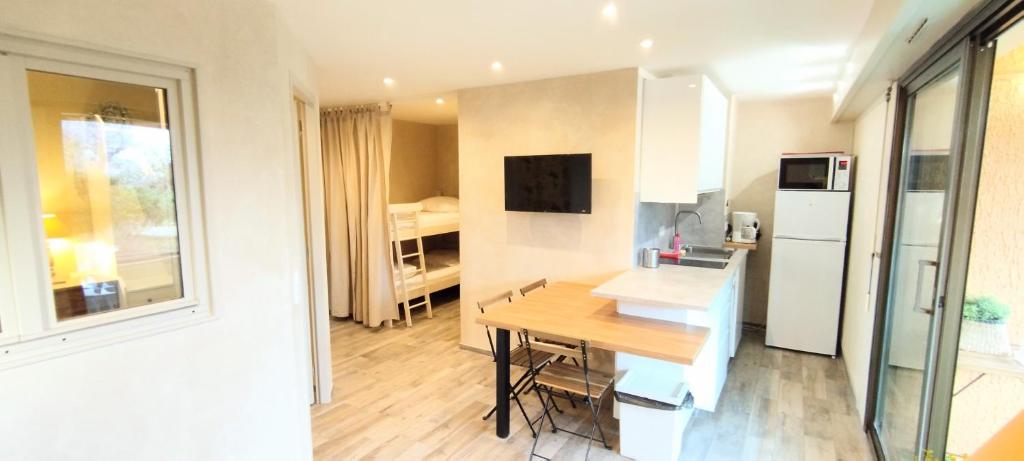 LA MER appartement climatisé,à10mn à pieds de la plage, chambre et coin nuit, grand patio et parking privé - 2