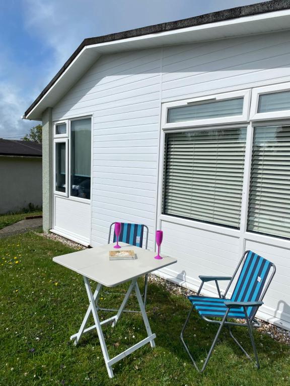 Dart Dream, Chalet 85, Norton Holiday Park photo 6