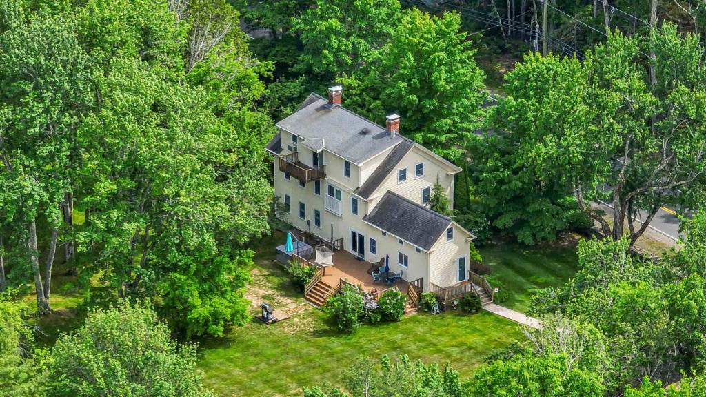 4 BDR with Private Hot tub Backyard and Deck, Wells