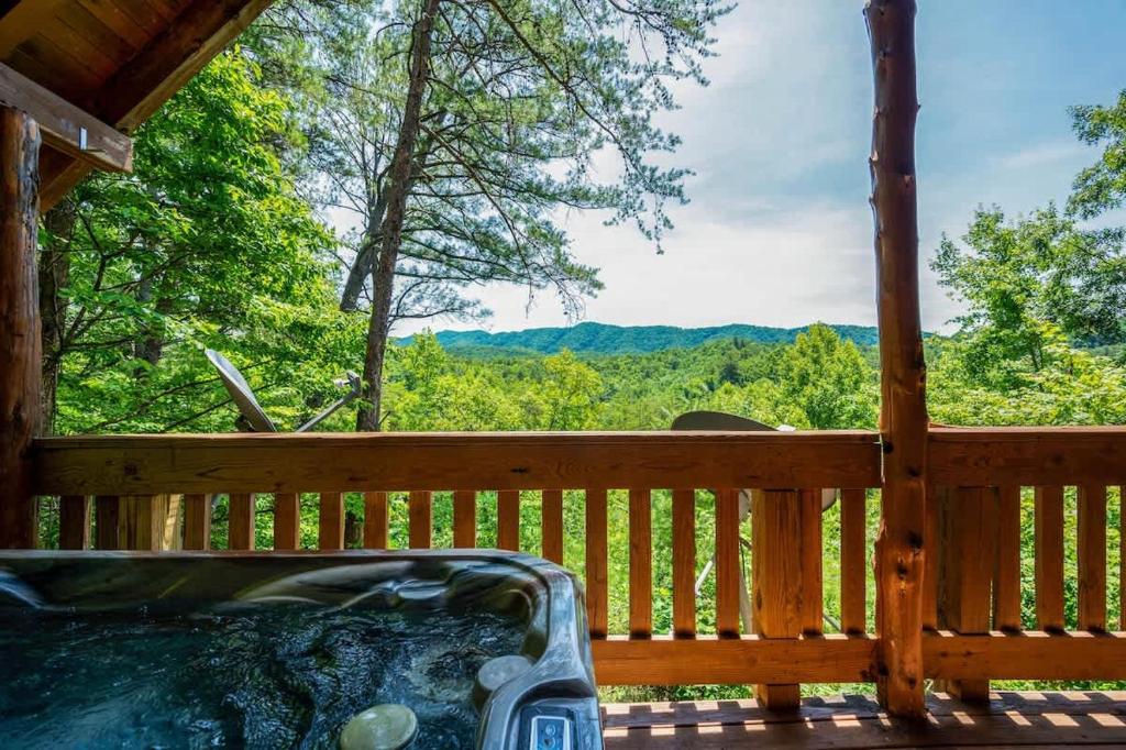 Nice View Log Cabin Fireplace Hot Tub Pool Table, Sevierville