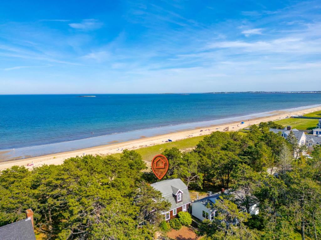 Beachfront and only 30 Steps To Beach, Saco