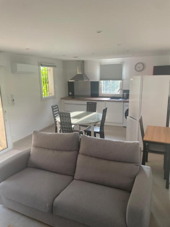 Bas de villa 2 à 5 couchages, Évenos