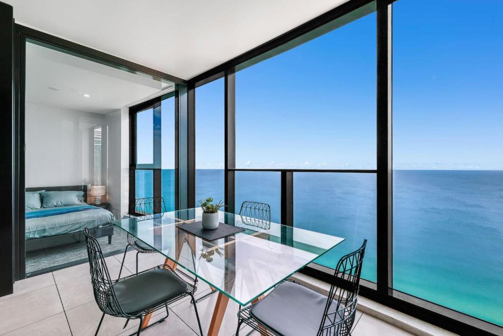 Beachfront and Ocean view level 47 with Parking, Gold Coast