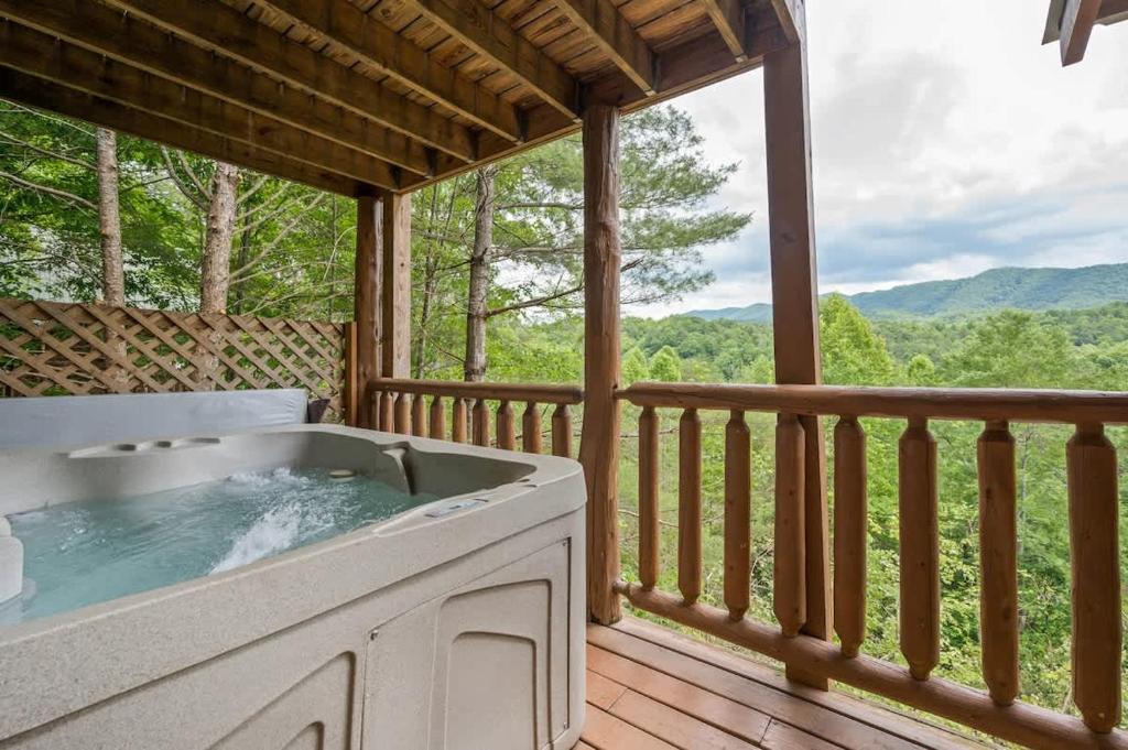 View Private Log Cabin Fireplace Hot tub RELAX, Sevierville
