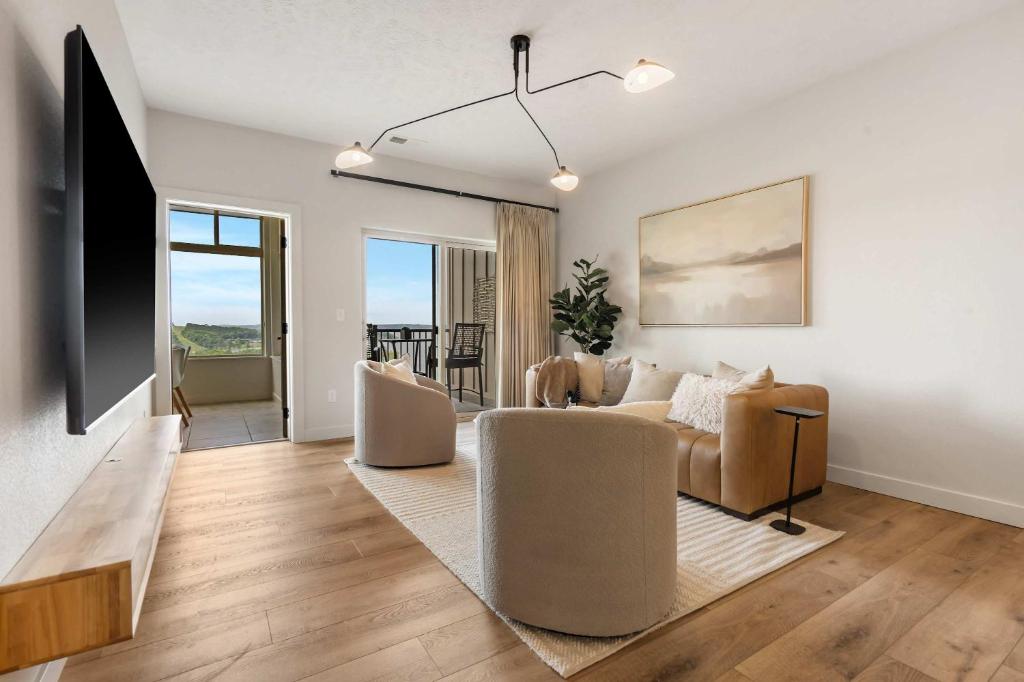 Chill on the Hill with Lake Views, Branson