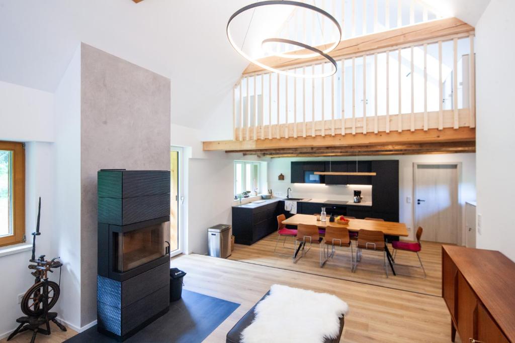 Landhaus Auerling, Chalet am Wald mit Sauna, Kamin & Garten - 2