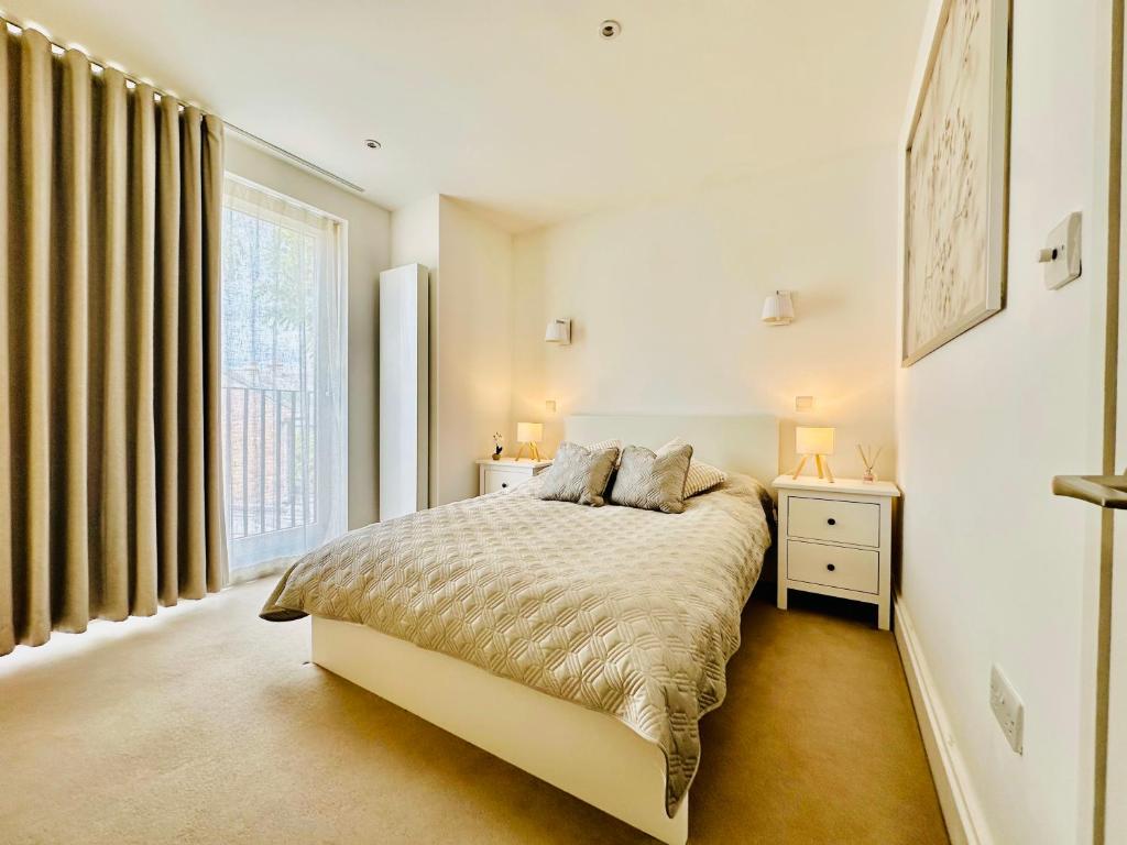 CLOSING BUSINESS- Gorgeous 1-Bedroom Fully Self-Contained Apartment Suited in the Central Heart of Cambridge, Cambridge