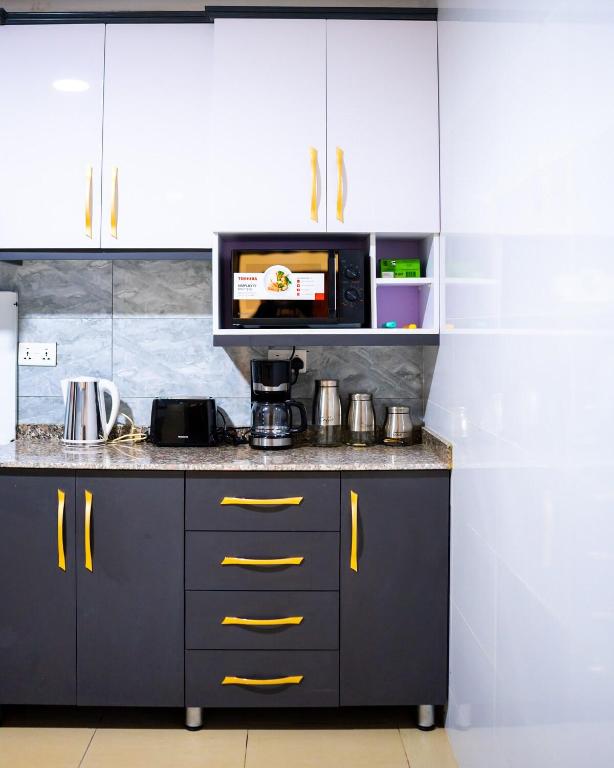 Flexible 6 BR Home - Book a Room or the Whole House!, Kigali