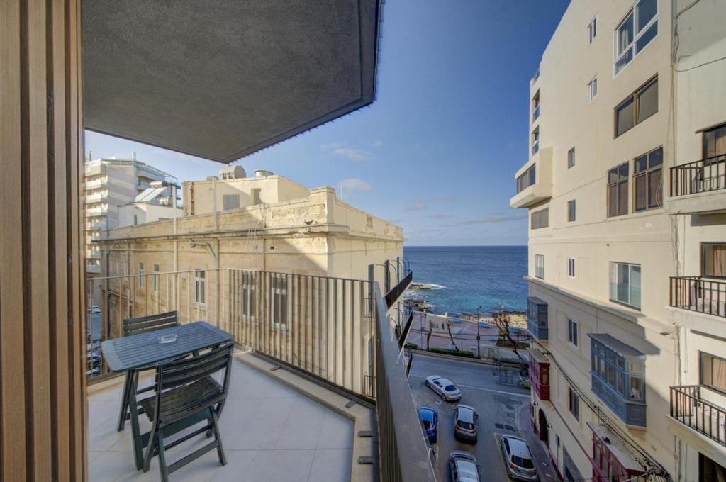 Sea View Gem in the Heart of Sliema, Sliema