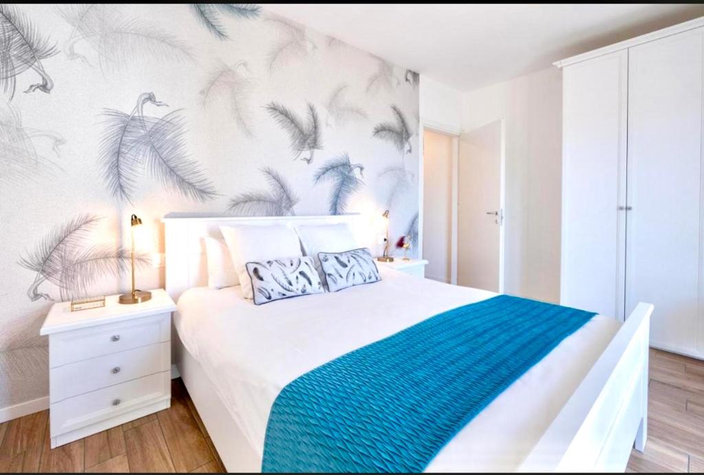 Lora feathers Suite, free parking, self check in,4, Como